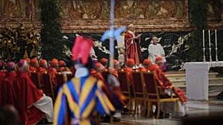 Le pape Léon XIV préside une messe dans la basilique Saint-Pierre, au Vatican, pour le repos de l’âme du défunt pape François et des cardinaux décédés, lundi