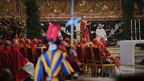 Le pape Léon XIV préside une messe dans la basilique Saint-Pierre, au Vatican, pour le repos de l’âme du défunt pape François et des cardinaux décédés, lundi
