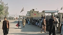 ينتظر الناس بالقرب من البوابة المغلقة عند معبر سبين بولداك الحدودي مع باكستان، بعد إغلاق الحدود لمدة أسبوعين تقريبًا، أفغانستان، الخميس 23 أكتوبر/تشرين الأول 2025.