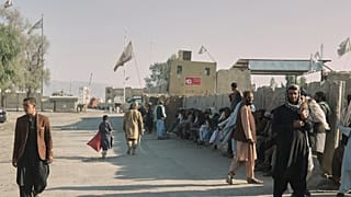ينتظر الناس بالقرب من البوابة المغلقة عند معبر سبين بولداك الحدودي مع باكستان، بعد إغلاق الحدود لمدة أسبوعين تقريبًا، أفغانستان، الخميس 23 أكتوبر/تشرين الأول 2025.