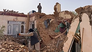 Afganistan'da ekipler bir enkazda arama kurtarma çalışmaları yaparken, 3 Kasım 2025