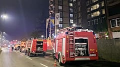 Feuerwehrleute stehen nach einem Brand in Tuzla, Bosnien, am Dienstag, 4. November 2025, vor einem Pflegeheim Wache. (AP Photo)