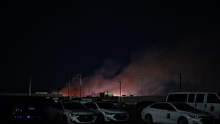 Καπνός υψώνεται πάνω από το σημείο της συντριβής της πτήσης 2976 της UPS στο αεροδρόμιο Μοχάμεντ Άλι στο Λούιβιλ του Κεντάκι