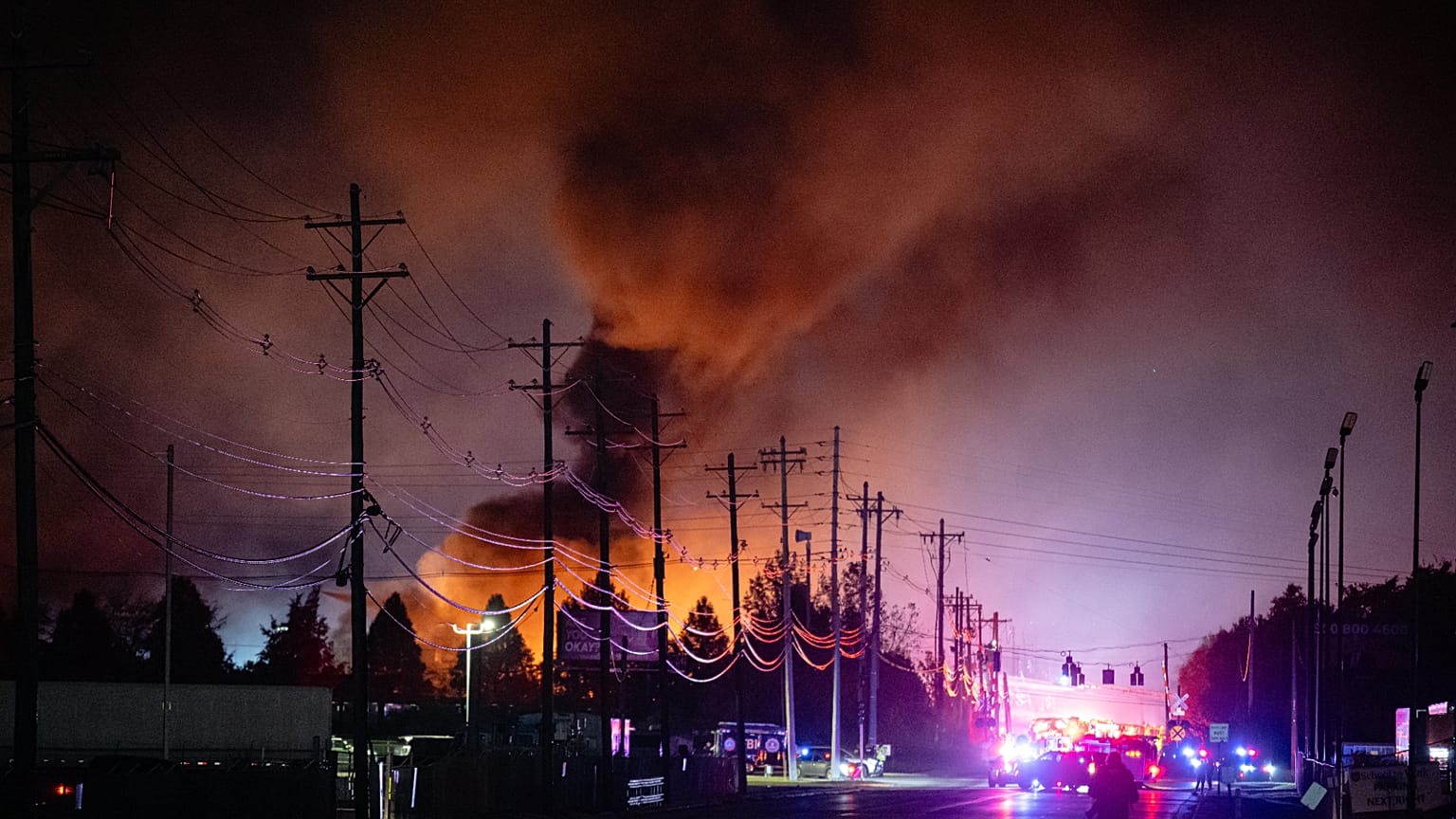 Kentucky'deki Muhammad Ali Uluslararası Havalimanı'nda UPS kargo uçağının düştüğü yerden dumanlar yükseliyor, 4 Kasım 2025. (AP Photo/Jon Cherry)