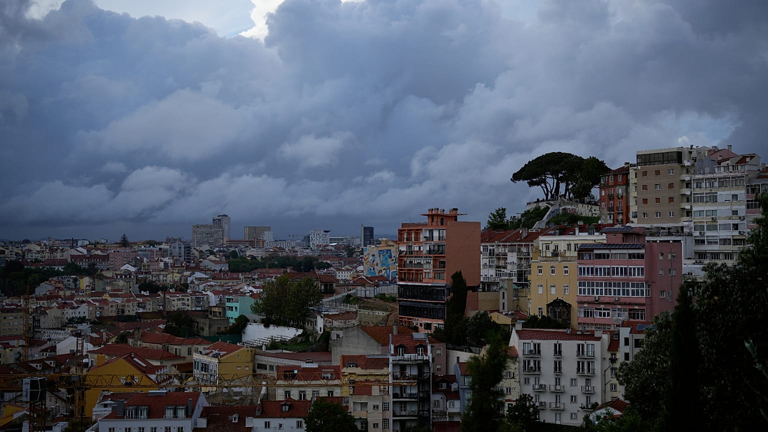 Nuvens carregadas na cidade de Lisboa