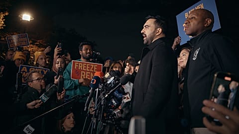 Zohran Mamdani, candidat à la mairie de New York, s'exprime au Dutch Kills Playground lundi.