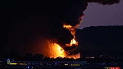 Una bola de fuego estalla cerca de las instalaciones del aeropuerto en un accidente aéreo de UPS en el Aeropuerto Internacional de Louisville, el 4 de noviembre de 2025.