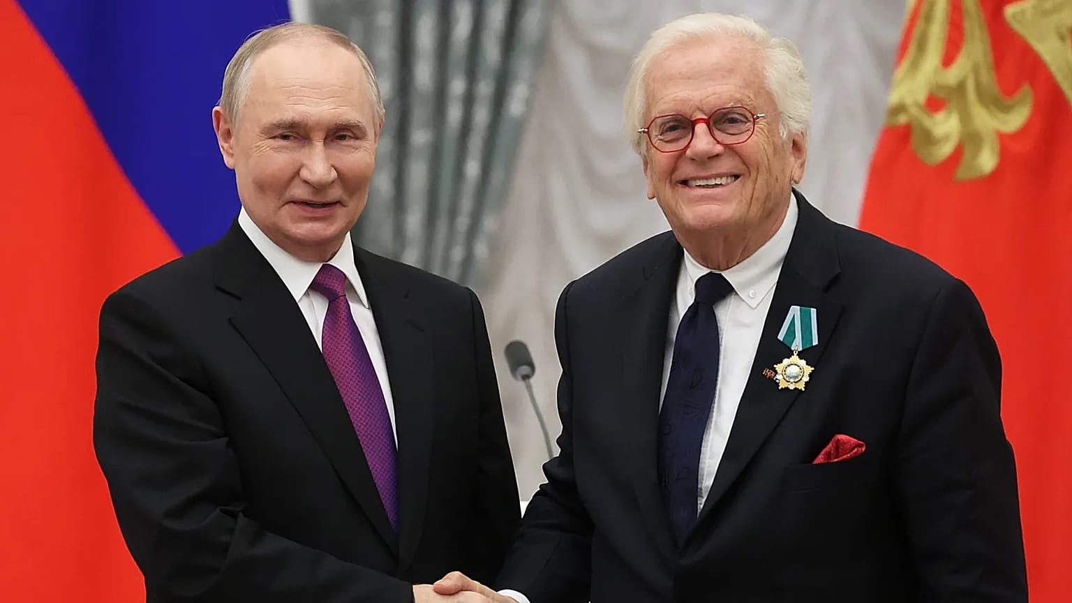 Russlands Präsident Wladimir Putin bei der Verleihung des Freundschaftsordens an den deutschen Pianisten Justus Frantz, 04. November 2025