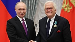 Russlands Präsident Wladimir Putin bei der Verleihung des Freundschaftsordens an den deutschen Pianisten Justus Frantz, 04. November 2025