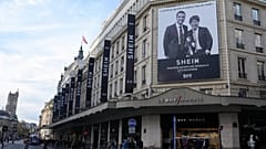 Werbung für das chinesische Unternehmen Shein an der Fassade des Kaufhauses BHV einen Tag vor dessen Eröffnung am Dienstag, den 4. November 2025 in Paris.