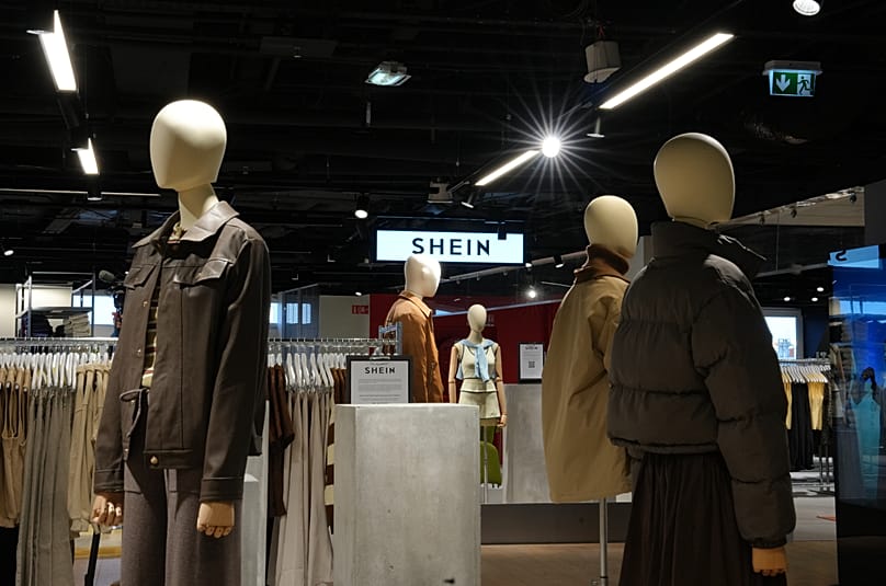 Des vêtements de la marque chinoise Shein sont exposés dans le grand magasin BHV, avant l'ouverture du stand Shein, le mardi 4 novembre 2025 à Paris