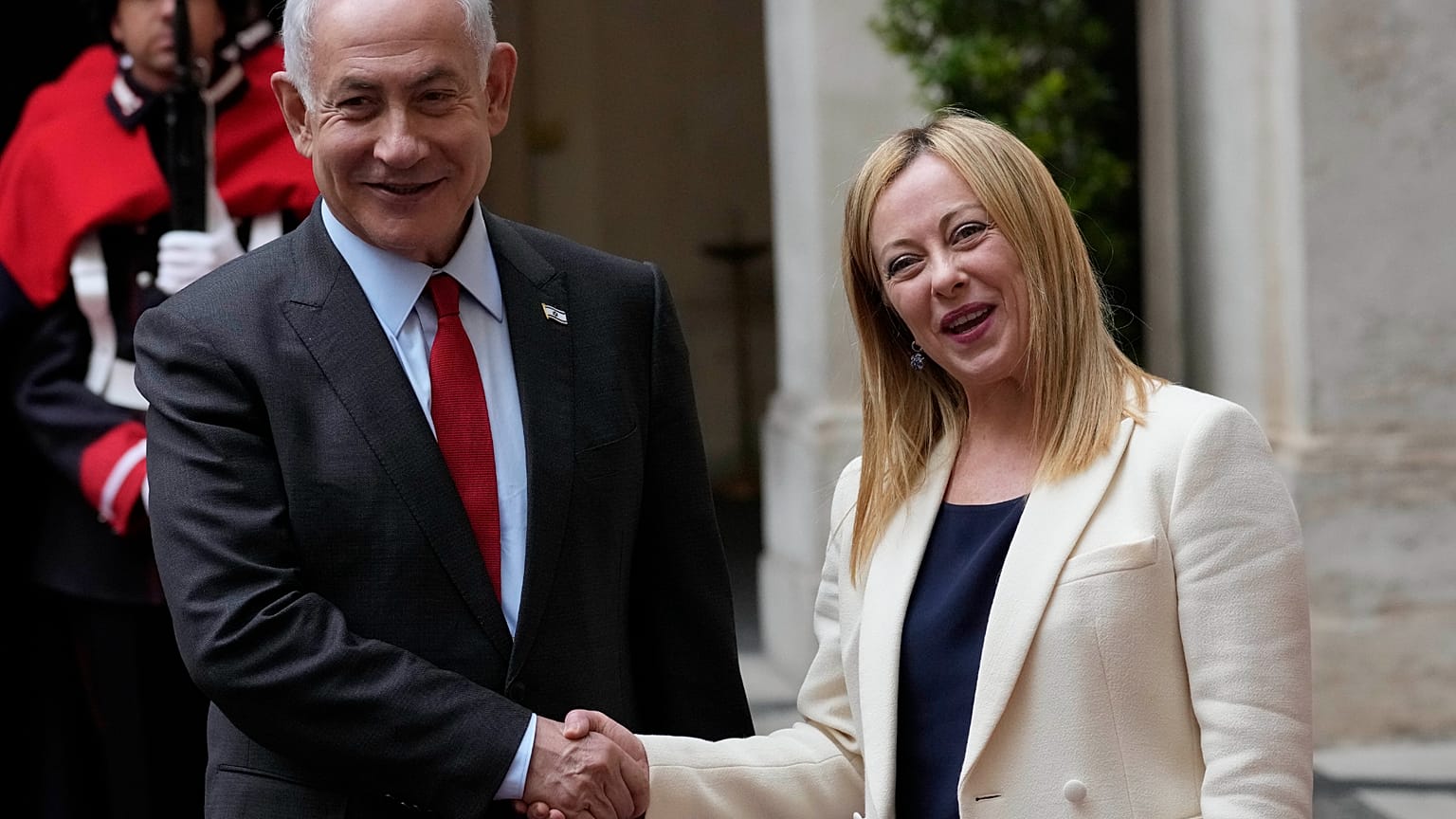 La premier Giorgia Meloni e il primo ministro israeliano Benjamin Netanyahu a Palazzo Chigi, 10 marzo 2023 (Foto AP/Andrew Medichini)