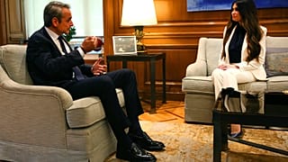 Ο πρωθυπουργός Κυριάκος Μητσοτάκης συνομιλεί με την πρέσβη των ΗΠΑ στην Ελλάδα Kimberly Guilfoyle, στη συνάντησή τους στο Μέγαρο Μαξίμου