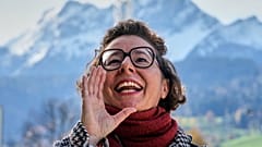 Schweizer streben UNESCO-Anerkennung für Jodeln an - Im Bild: Jodellehrerin Nadja Räss jodelt in Luzern, Schweiz