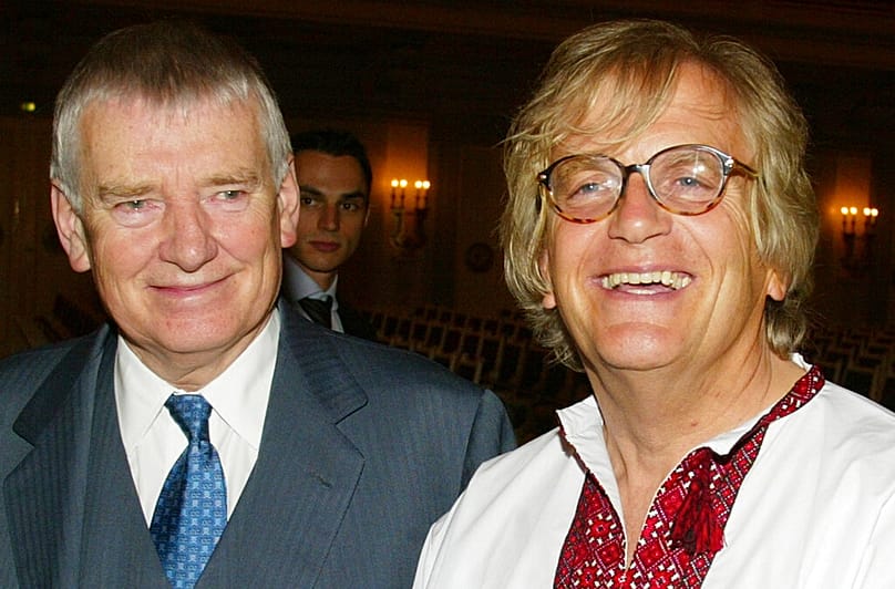 Le ministre de l'Intérieur, Otto Schily, félicite le chef d'orchestre Justus Frantz (à droite) à l'occasion de son 60e anniversaire à Berlin, le mardi 18 mai 2004.