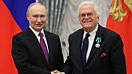Rusya Devlet Başkanı Vladimir Putin, Alman piyanist Justus Frantz'a Dostluk Nişanı takdim ederken, 4 Kasım 2025