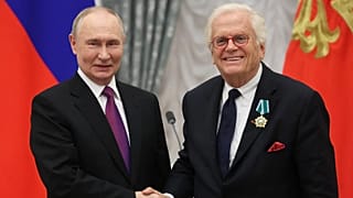 Rusya Devlet Başkanı Vladimir Putin, Alman piyanist Justus Frantz'a Dostluk Nişanı takdim ederken, 4 Kasım 2025