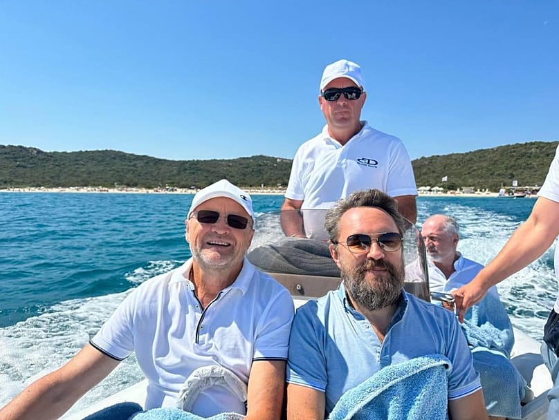 Hilarion (jobbra elöl) Szardínián orosz barátaival. Georgi Suzuki Archívum