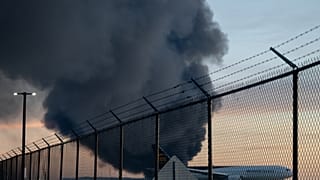 تصاعد دخان كثيف في 4 تشرين الثاني/نوفمبر 2025، بعد تحطّم طائرة شحن تابعة لشركة UPS في مطار محمد علي الدولي بمدينة لويفيل بولاية كنتاكي.