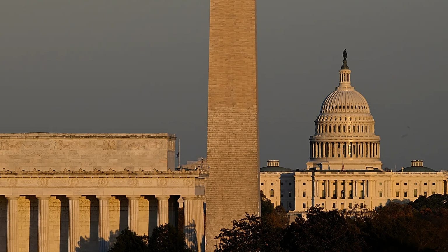 O Lincoln Memorial, o Monumento a Washington e o Capitólio dos EUA ao pôr do sol em Washington, 4 de novembro de 2025