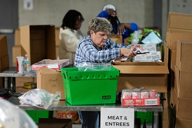 Um voluntário escolhe alimentos no Second Harvest Food Bank em Nashville, 4 de novembro de 2025