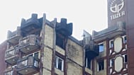 Vue d’un balcon et de fenêtres calcinés d’une maison de retraite, après un violent incendie ayant fait au moins 11 morts, à Tuzla, en Bosnie.