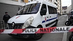 Archiv: Polizisten sperren eine Straße ab, nachdem in Saint-Denis ein Blindgänger aus dem Zweiten Weltkrieg gefunden wurde, 7. März 2025.