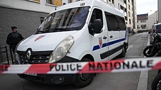 Archive : des policiers bloquent une rue après la découverte d'une bombe non explosée datant de la Seconde Guerre mondiale à Saint-Denis, 7 mars 2025.