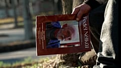 A Fedél Nélkül példánya egy terjesztő kezében az egyik budapesti járdaszigeten 2025. november 5-én