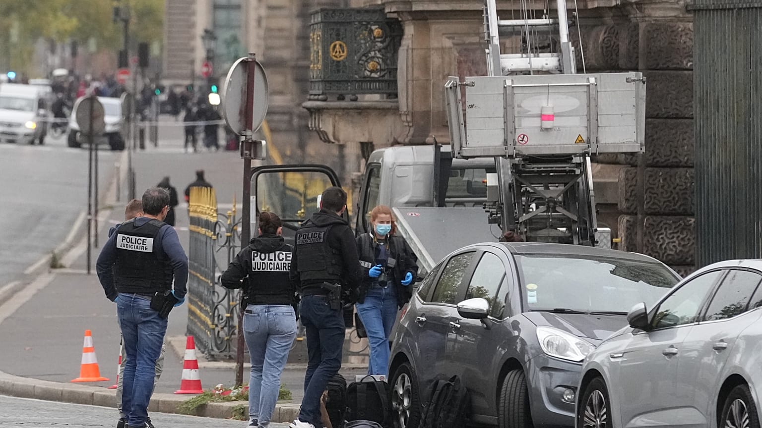 يعمل ضباط الشرطة بجانب سلة رفع استخدمها لصوص يوم الأحد 19 أكتوبر 2025 في متحف اللوفر بباريس.