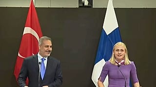 Fidan ve Finlandiyalı mevkidaşı Elina Valtonen 
