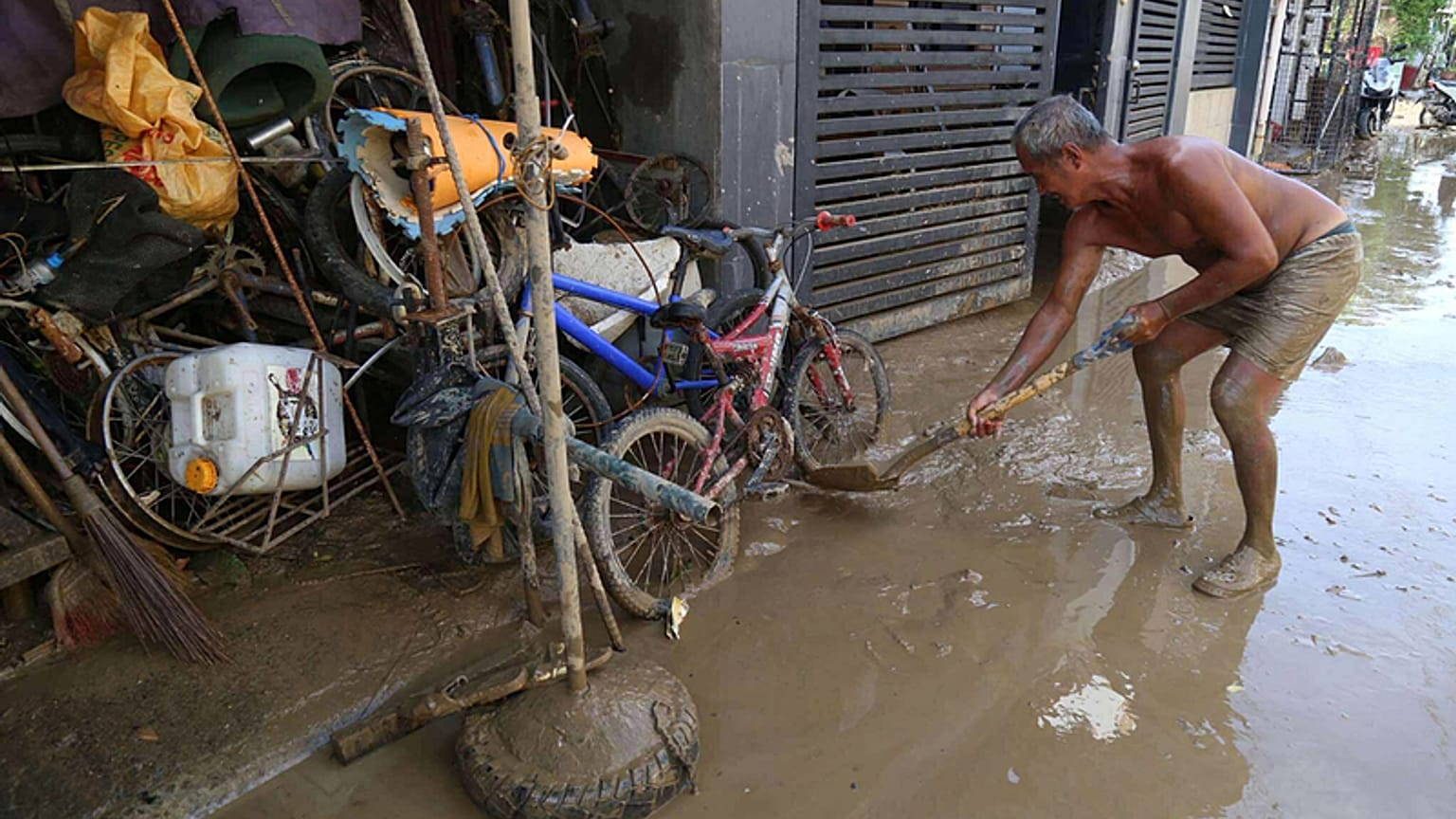 يقوم السكان بتنظيف محيط منازلهم بعد أن تسبب إعصار كالمايجي في دمار واسع بالمجتمعات في مدينة تاليساي بمحافظة سيبو، وسط الفلبين، يوم الأربعاء 5 نوفمبر 2025. 