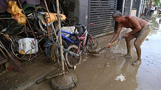 يقوم السكان بتنظيف محيط منازلهم بعد أن تسبب إعصار كالمايجي في دمار واسع بالمجتمعات في مدينة تاليساي بمحافظة سيبو، وسط الفلبين، يوم الأربعاء 5 نوفمبر 2025. 