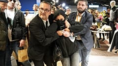 In Paris bringen Rettungskräfte einen Demonstrierenden aus dem Kaufhaus BHV. Fast-Fashion-Anbieter Shein eröffnet am Mittwoch, dem fünften November 2025 seinen ersten Laden.