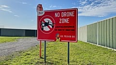 Um sinal de proibição de drones nos arredores do Aeroporto Internacional de Bruxelas, em Zaventem, 5 de novembro de 2025