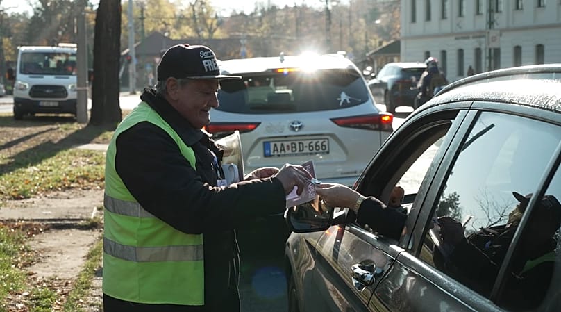 Un sans-abri distribue le journal "Without Shelter"