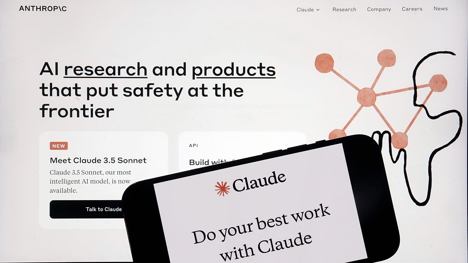 Il sito web e l'applicazione per cellulari di Anthropic sono mostrati in questa foto, a New York, il 5 luglio 2024.