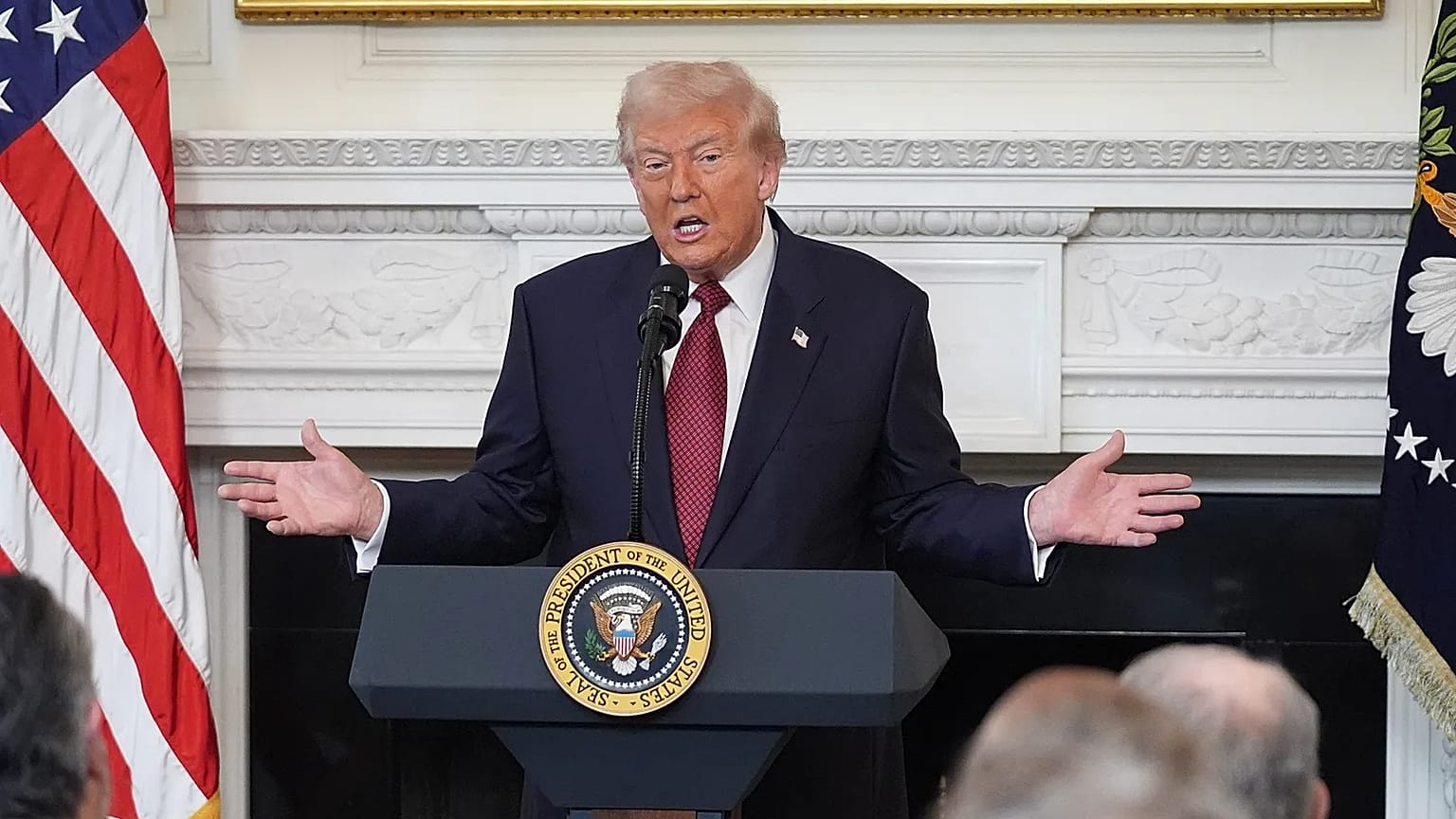 الرئيس دونالد ترامب يتحدث خلال وجبة إفطار مع أعضاء الحزب الجمهوري في مجلسي الشيوخ والنواب في غرفة الطعام الرسمية بالبيت الأبيض، الأربعاء 5 نوفمبر 2025،