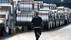 Ein Stahlarbeiter geht an Stahlcoils im Thyssenkrupp-Stahlwerk in Duisburg, Deutschland vorbei.