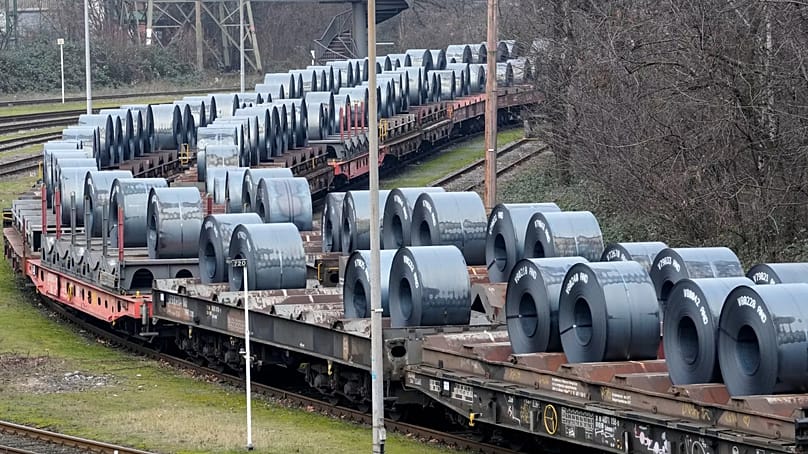 Stahl steht zum Abtransport in Duisburg bereit. Die Branche kann nicht mehr so viel exportieren wie früher.