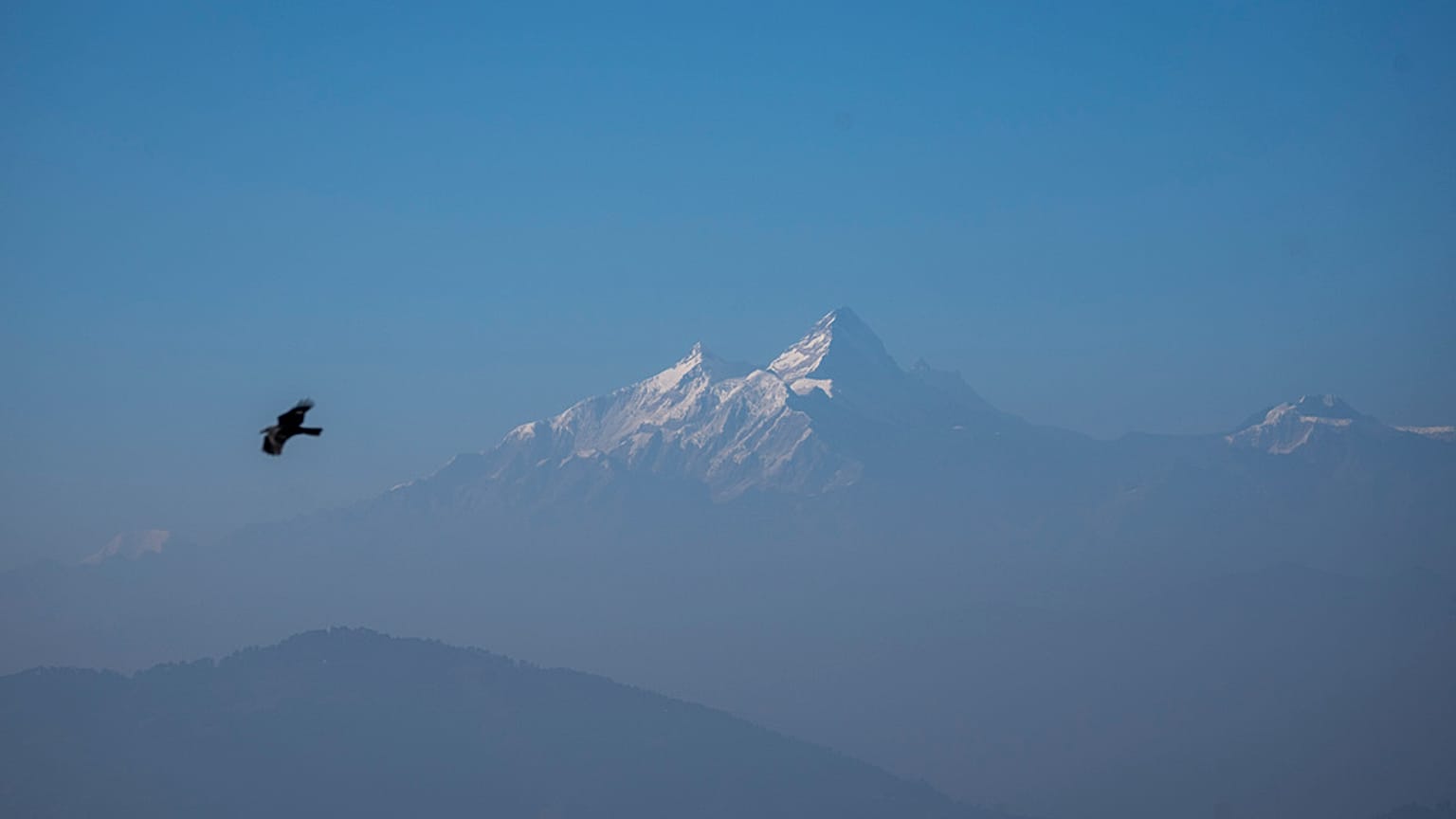 Le mont Everest derrière le mont Nuptse, vu depuis Tengboche dans la région du Khumbu de l'Himalaya, Népal, 27 octobre 2011 