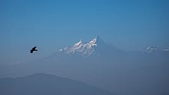 Il Monte Everest dietro al Monte Nuptse, visto da Tengboche, nella regione del Khumbu dell'Himalaya, in Nepal, 27 ottobre 2011 