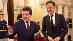 Der rumänische Präsident Nicusor Dan, links, begrüßt NATO-Generalsekretär Mark Rutte im Präsidentenpalast Cotroceni in Bukarest, Rumänien, 5. November 2025. 