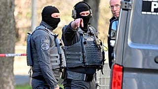 صورة تعبيرية لضباط من خدمة تفكيك المتفجرات بالقرب من سيارة متضررة على طريق يؤدي إلى جسر الراين في مانهايم، ألمانيا