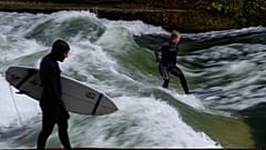 Noch im Oktober war Surfen an der Eisbachwelle möglich