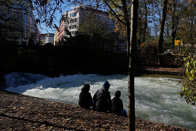 Wo sonst die Eisbachwelle war, ist jetzt kein Surfen mehr möglich, es blubbert nur noch