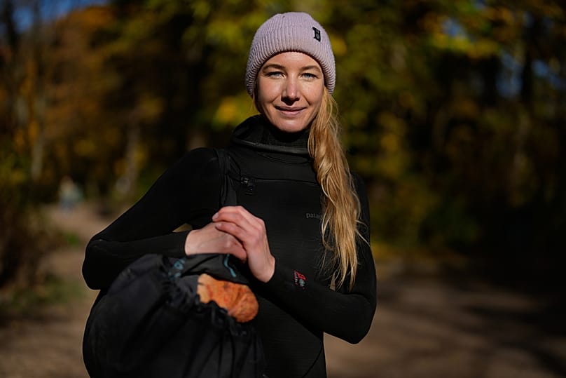 Surferin Lena Stillner im Englischen Garten in München