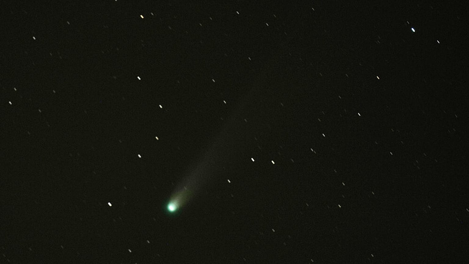 المذنب ليمون يندفع عبر السماء يوم الثلاثاء، 21 أكتوبر 2025، بالقرب من وادي فالز، كانساس. (صورة أسوشيتد برس/ تشارلي ريديل)