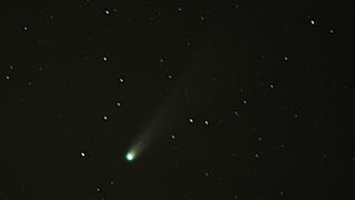 المذنب ليمون يندفع عبر السماء يوم الثلاثاء، 21 أكتوبر 2025، بالقرب من وادي فالز، كانساس. (صورة أسوشيتد برس/ تشارلي ريديل)