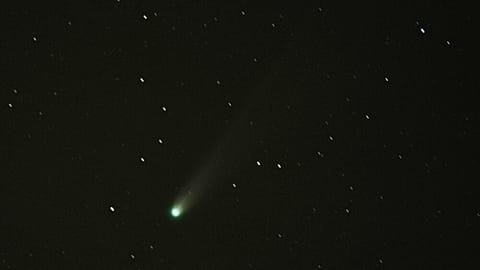 المذنب ليمون يندفع عبر السماء يوم الثلاثاء، 21 أكتوبر 2025، بالقرب من وادي فالز، كانساس. (صورة أسوشيتد برس/ تشارلي ريديل)